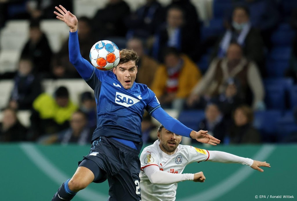 Deense international Skov van Hoffenheim maanden uit roulatie