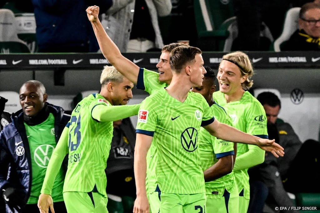 Van de Ven draagt met doelpunt bij aan zege Wolfsburg op Dortmund
