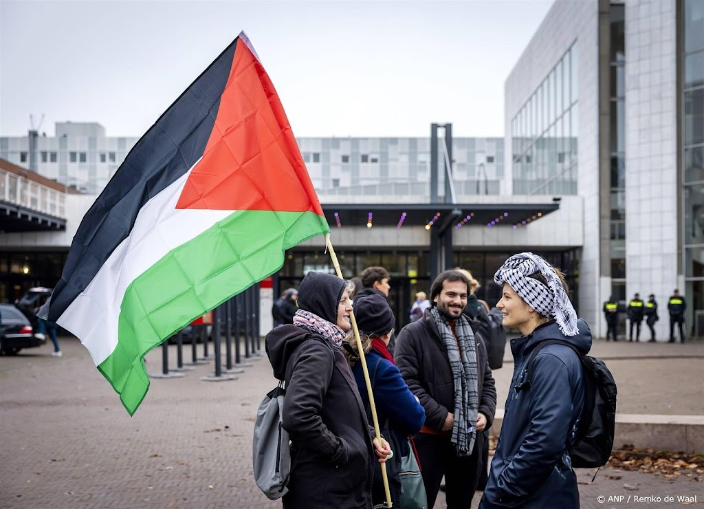 Handjevol mensen gaf gehoor aan nieuwe protest-oproep Amsterdam