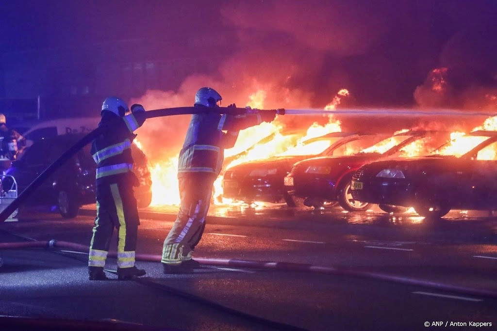 Twintig auto's beschadigd door brand bij bedrijf in Leeuwarden 