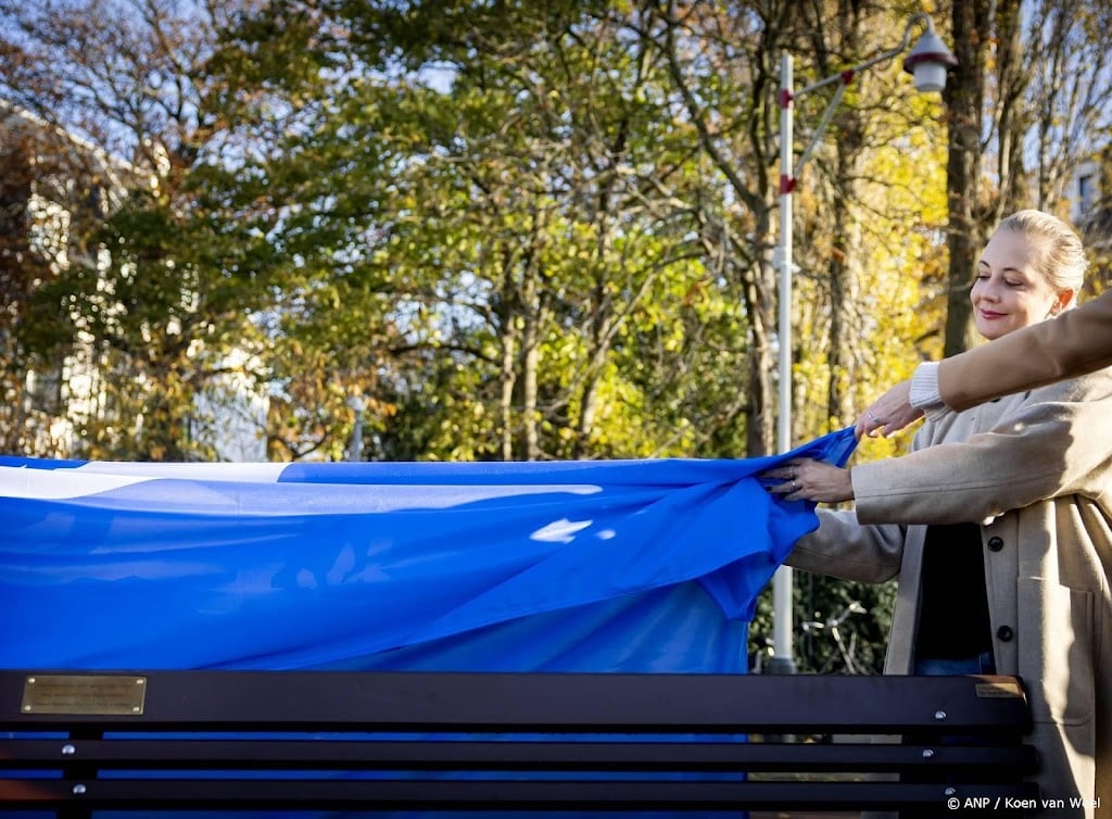 Plaquette eert oppositieleider Navalny bij ambassade Rusland