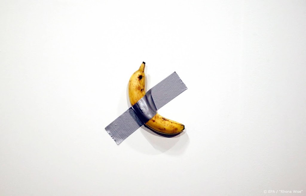 Bezoeker eet de tot kunst verheven banaan