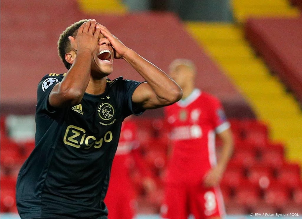 Ajax-trainer Ten Hag positief over meespelen Neres 