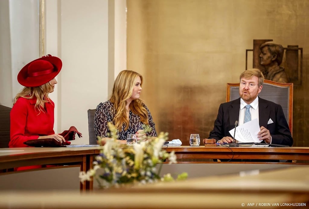 Willem-Alexander dankbaar en trots bij binnengeleiding Amalia