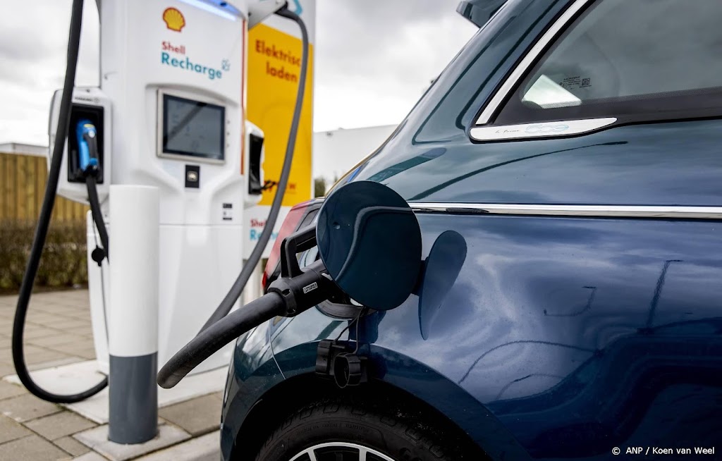 Shell gaat 120 snellaadplaatsen bij 30 supermarkten bouwen