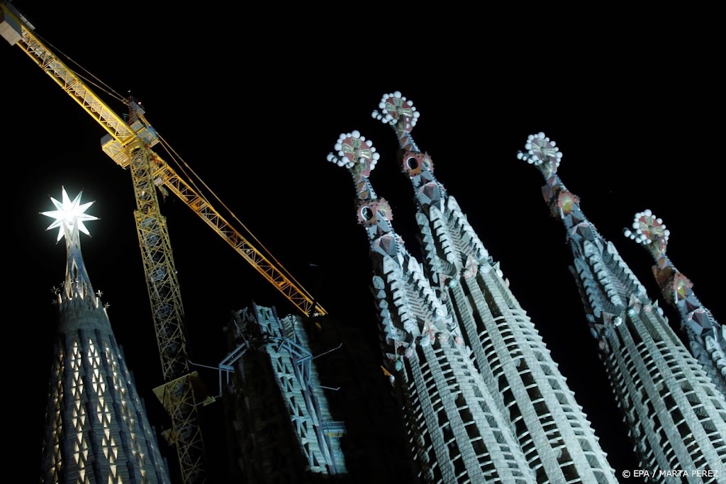 Enorme ster van Sagrada Familia voor het eerst verlicht