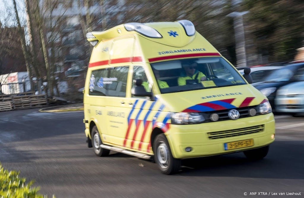 Ambulance gestolen in Utrecht, botst daarna tegen meerdere auto's