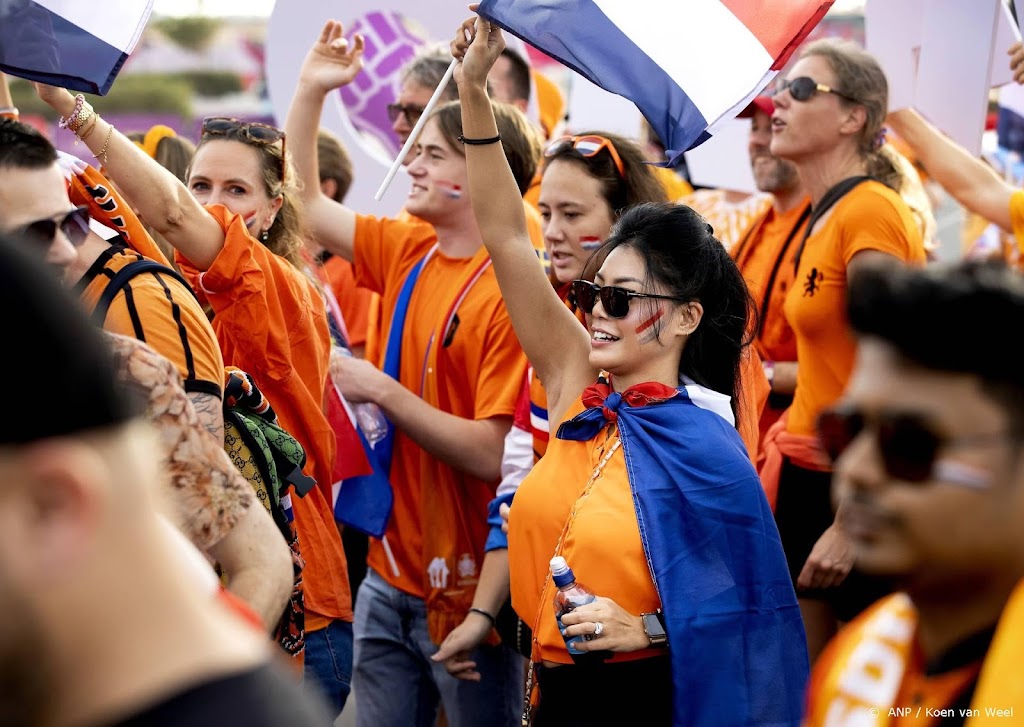 Fanwalk Oranje in Lusail met fluorescerende dansers 