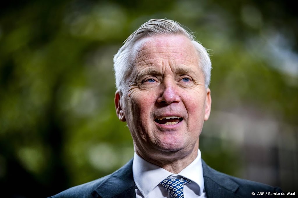 Van der Burg: opvang asielzoekers mogelijk op Defensielocaties