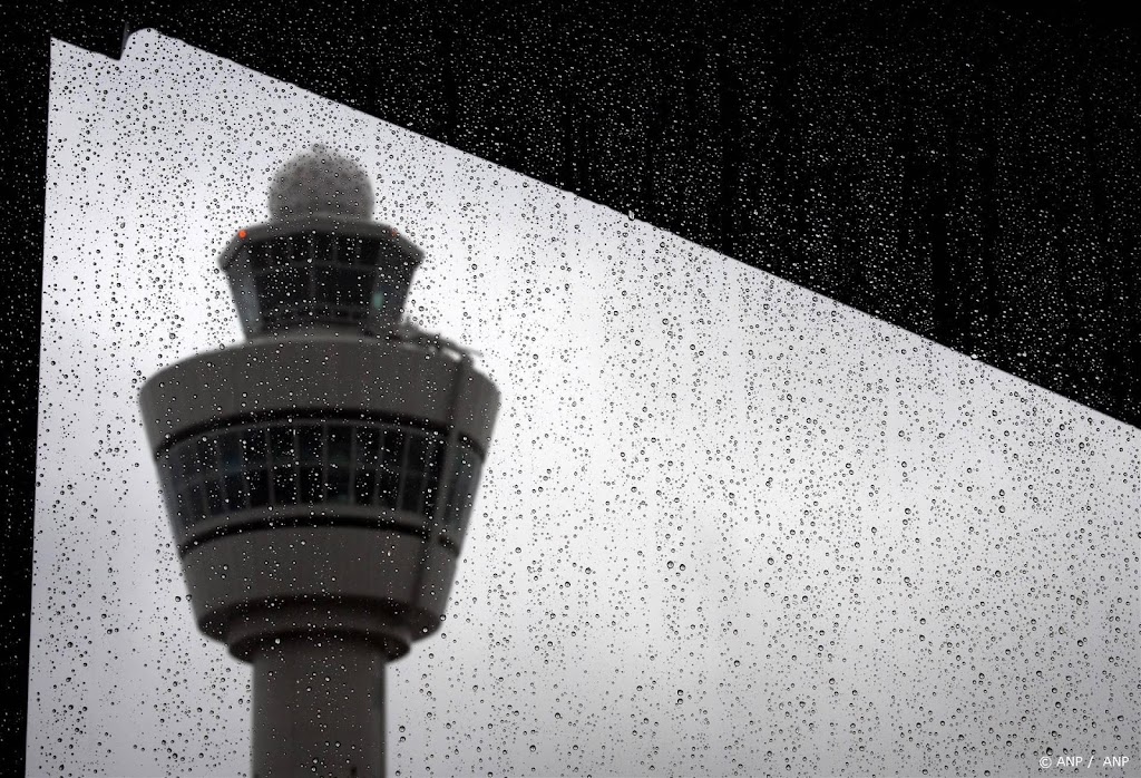 Schiphol: vrijdag 117 vluchten geannuleerd door slecht weer