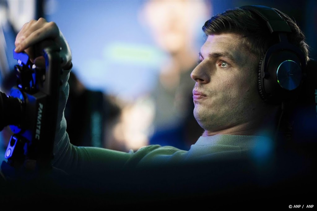Verstappen krijgt bokaal op FIA-gala en voorspelt zwaarder seizoen