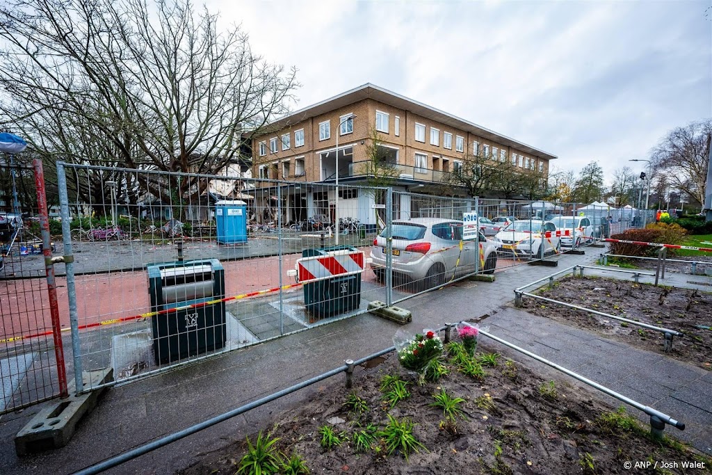 Schoof en Van Weel bij verwoeste flat aan Tarwekamp