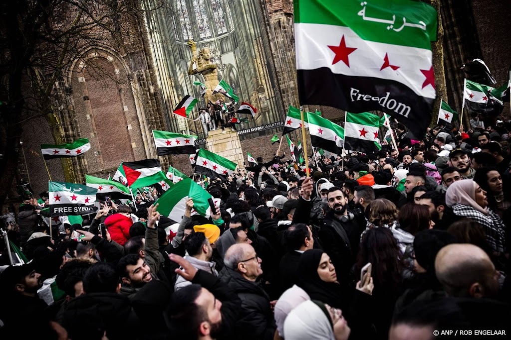 Honderden Syriërs vieren val Assad-regime op Domplein