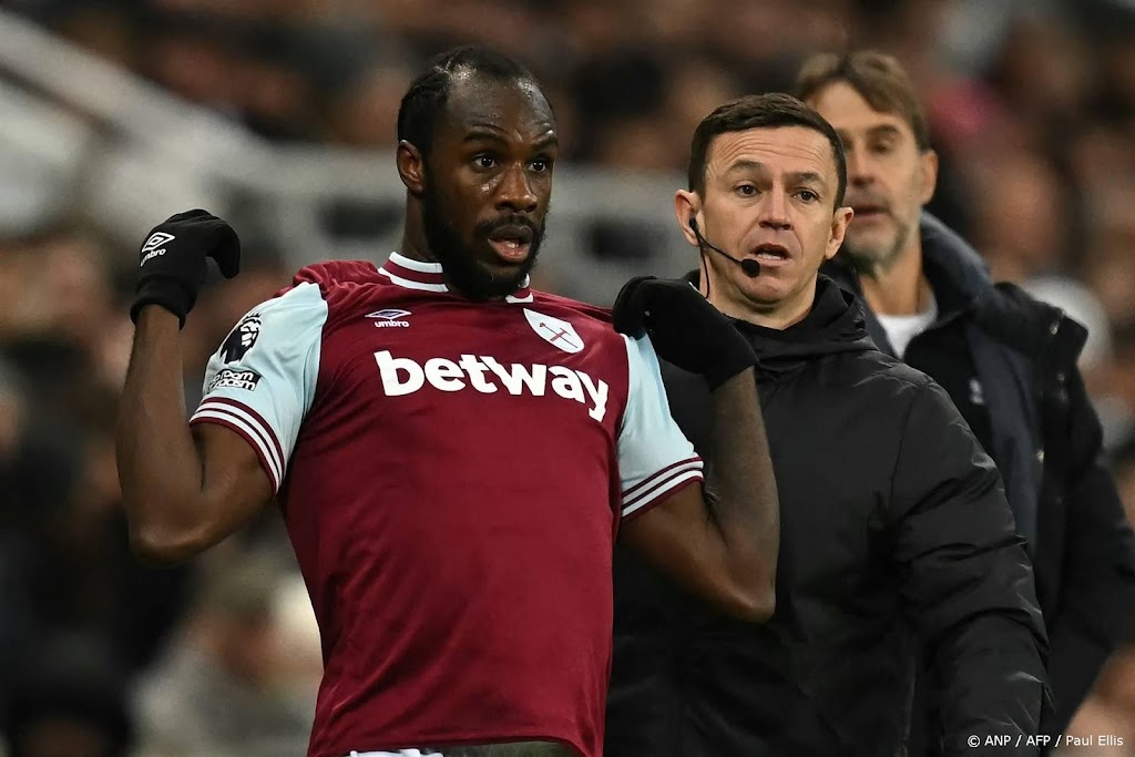Gebroken onderbeen West Ham-speler Antonio door crash met auto