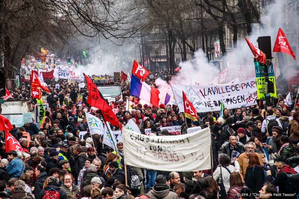 Fransen weer massaal de straat op tegen pensioenplannen