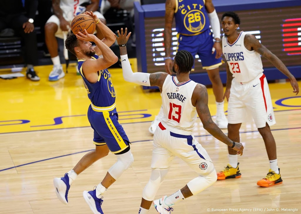 Curry helpt Warriors nu wel voorbij Clippers