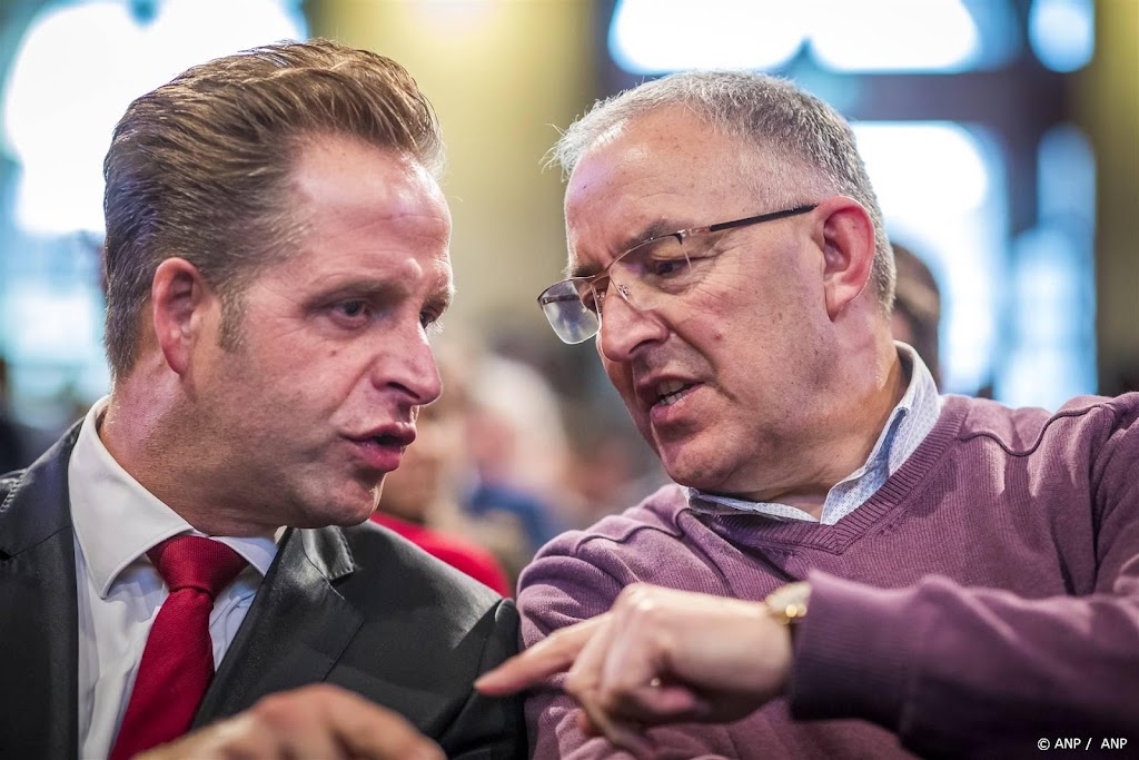 'Diepe buiging' De Jonge voor vertrekkend burgemeester Aboutaleb