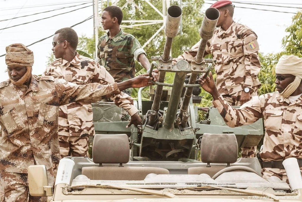 Tanks bij presidentieel paleis Tsjaad