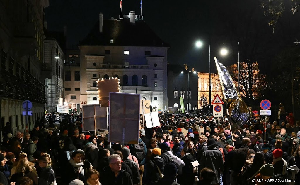 Tienduizenden betogers in Wenen tegen coalitie met rechtse FPÖ