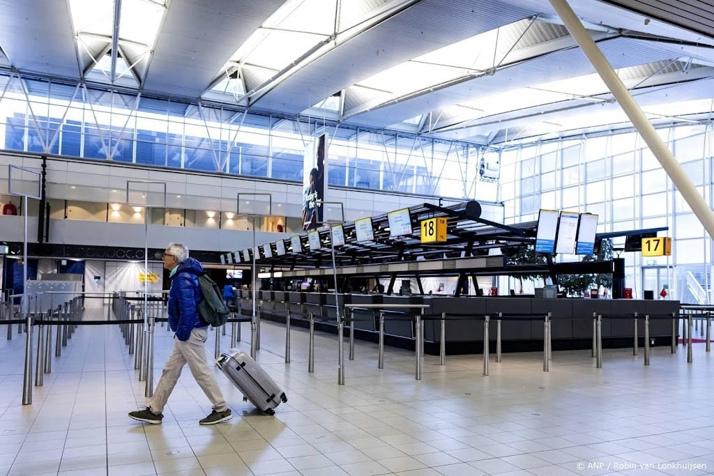 Amper nog gestrande reizigers die nacht op Schiphol doorbrachten