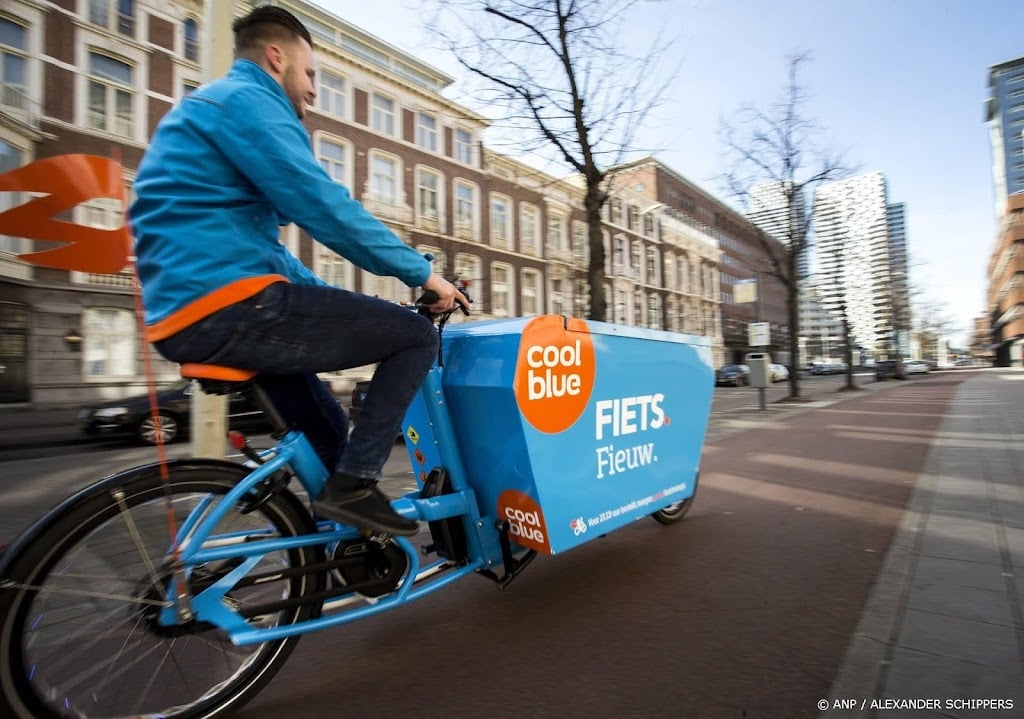 Coolblue verplicht fietshelm voor Nederlandse bezorgers
