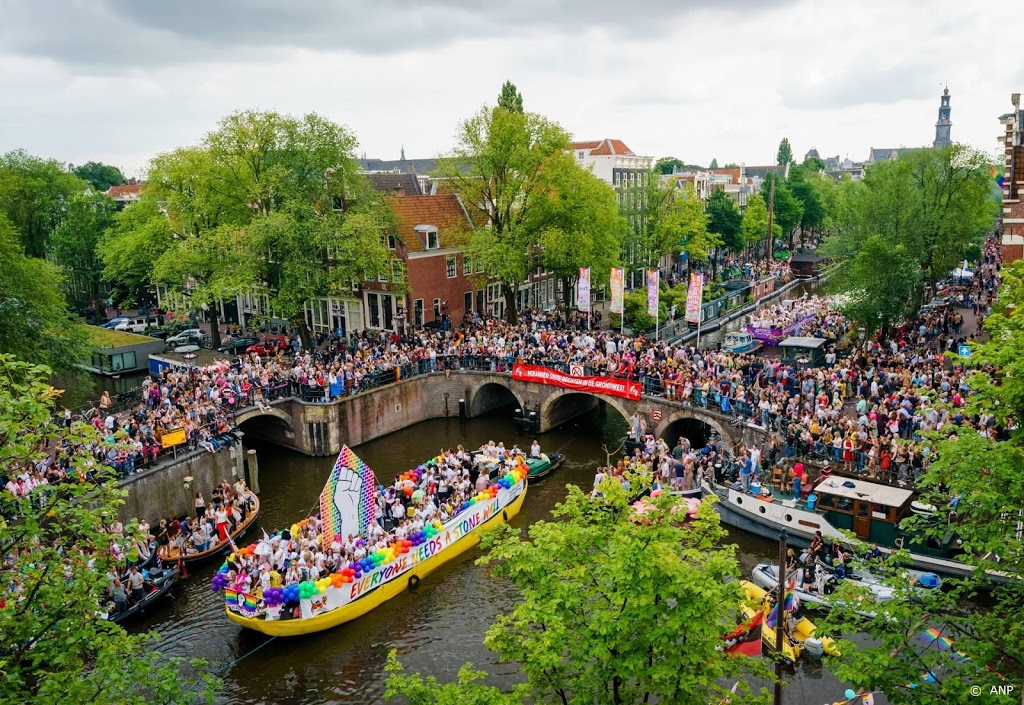 UNHCR, motorclub, Afrikanen en Roemenen varen mee met botenparade