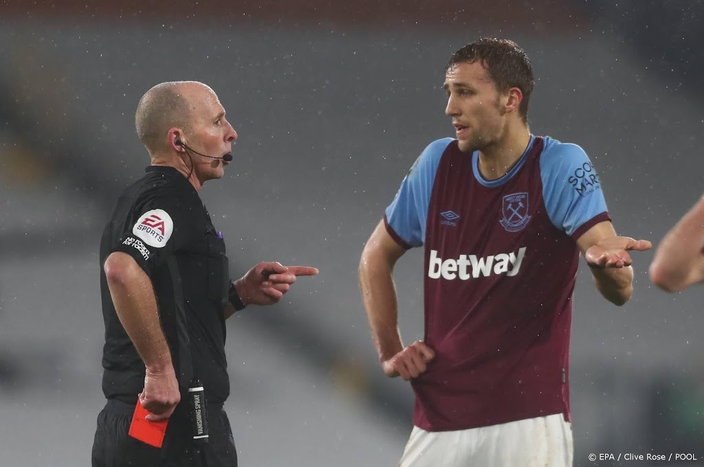Bedreigde scheidsrechter Dean krijgt even rust in Premier League 