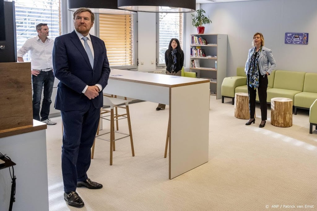 Koning Willem-Alexander bedankt RIVM voor 'gigantische inzet'