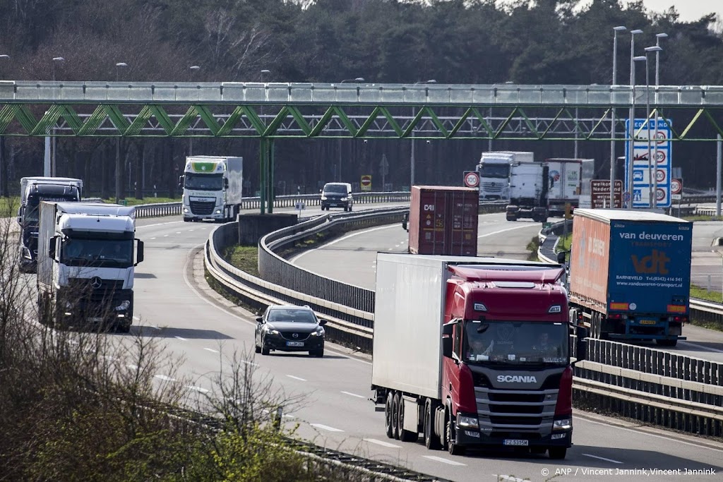 Dronken vrachtwagenchauffeur ramt dertig auto's in Duitsland