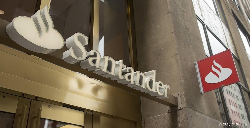 Filialen Banco Santander langer open na protest pensionado