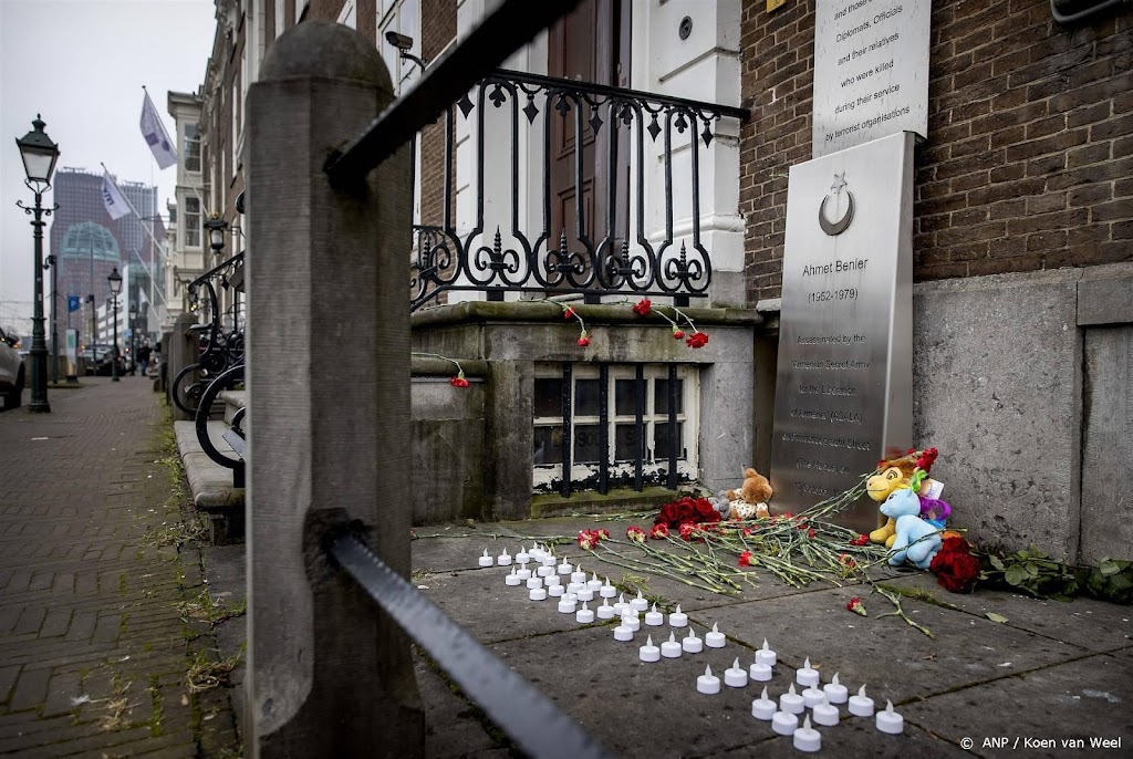 Rozen en kaarsjes bij Turkse ambassade in Den Haag