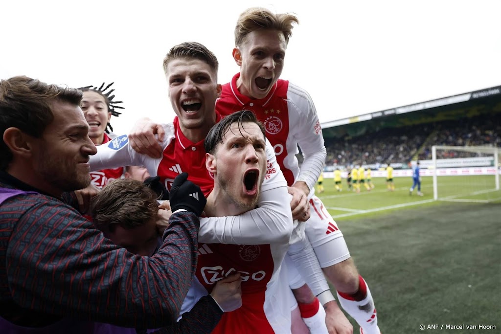 Invallers Weghorst en Rasmussen schieten Ajax naar koppositie