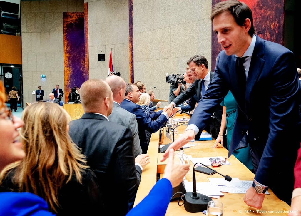 Rutte roept op: vanaf vandaag geen handen meer schudden