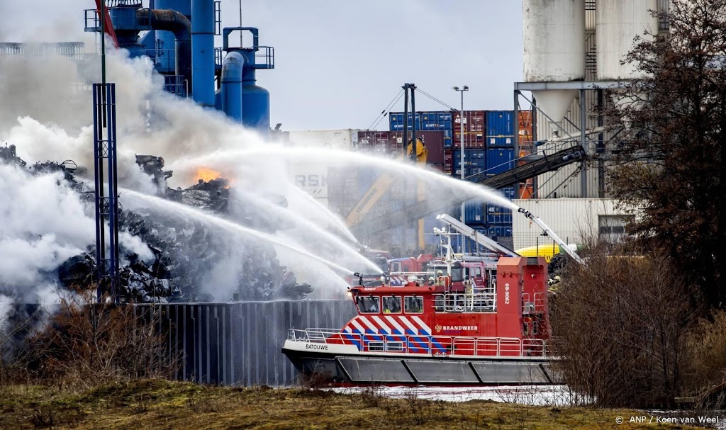 Blussen brand schrootverwerker Den Bosch duurt tot woensdagavond
