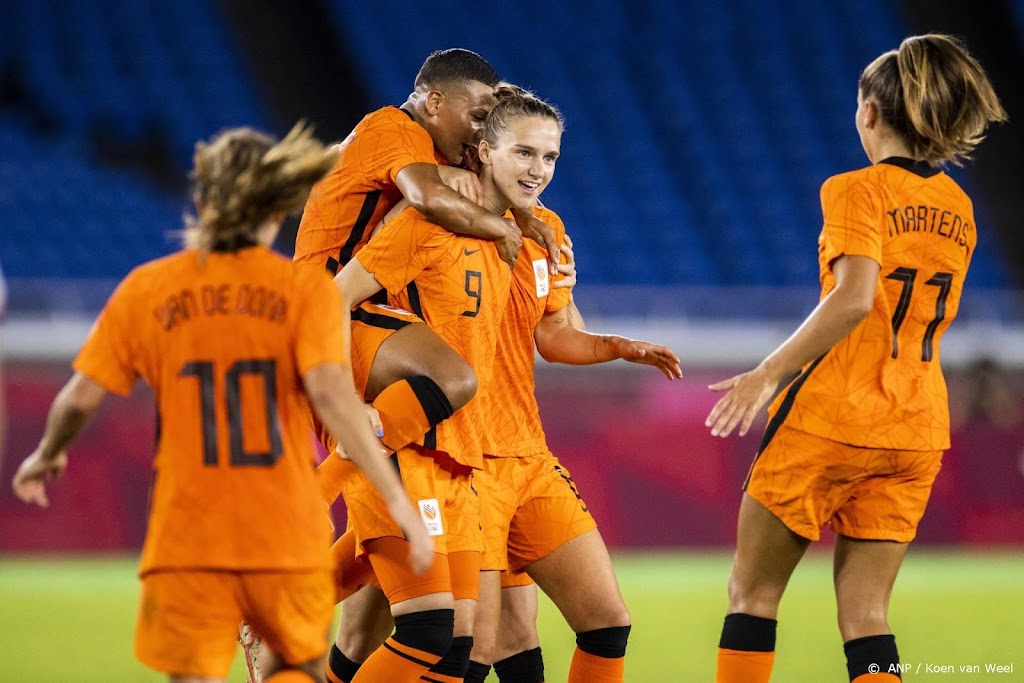 Voetbalsters Oranje oefenen tegen Engeland van Wiegman
