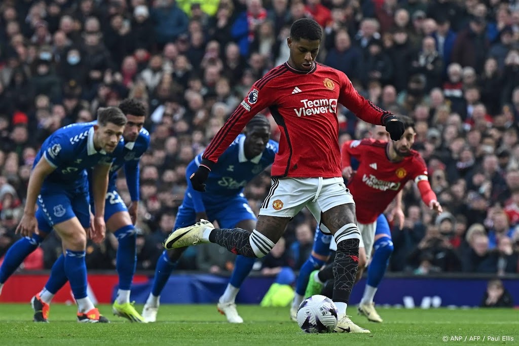 Manchester United wint dankzij twee penalty's thuis van Everton