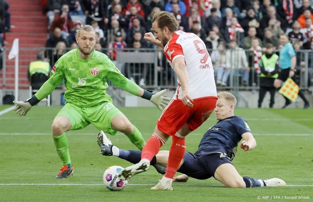 Kane helpt Bayern München met hattrick aan monsterzege op Mainz
