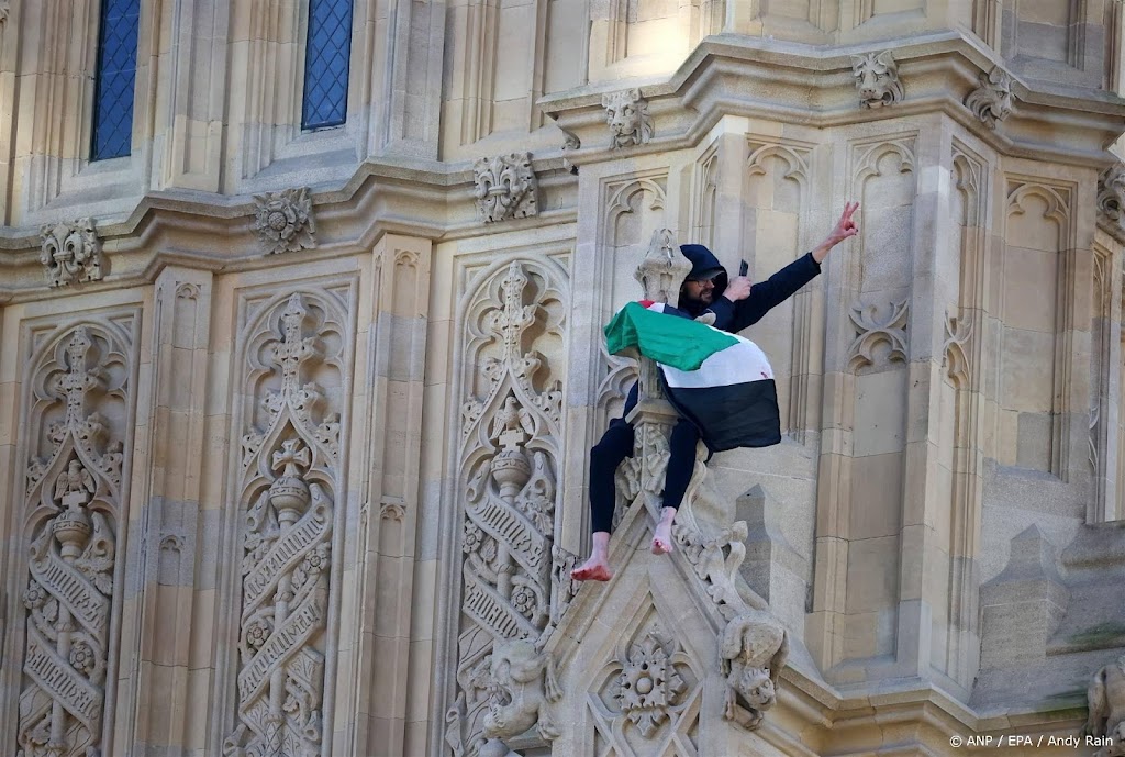 Betoger komt na zestien uur van Big Ben af