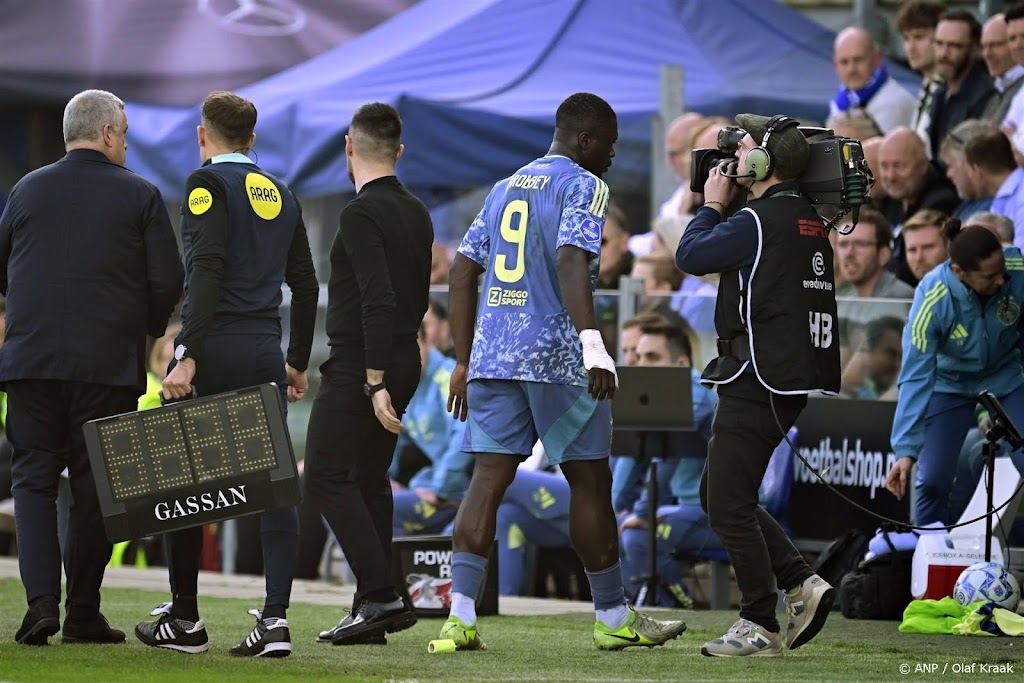 Spits Brobbey valt geblesseerd uit bij Ajax in Zwolle