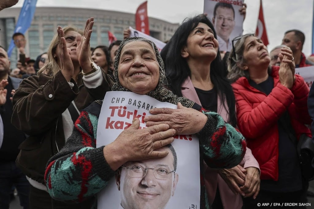 Proces tegen oud-burgemeester en Erdogan-rivaal İmamoğlu begonnen