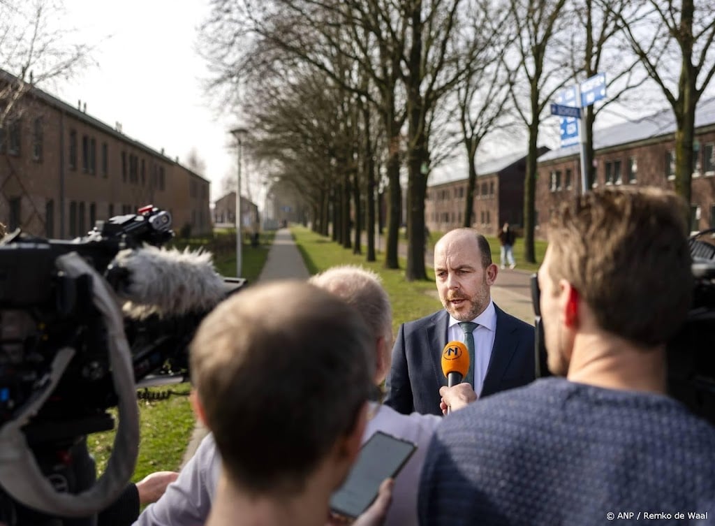 Asielminister verscherpt toezicht op straat in Emmen na overlast