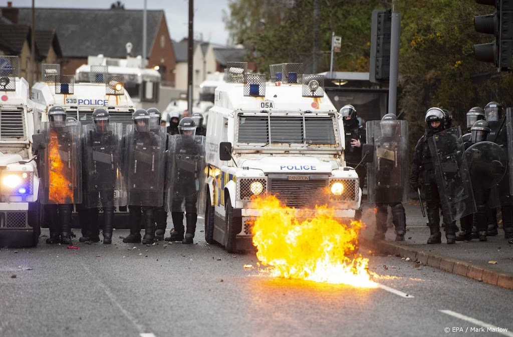 Negentien agenten gewond bij rellen Noord-Ierland