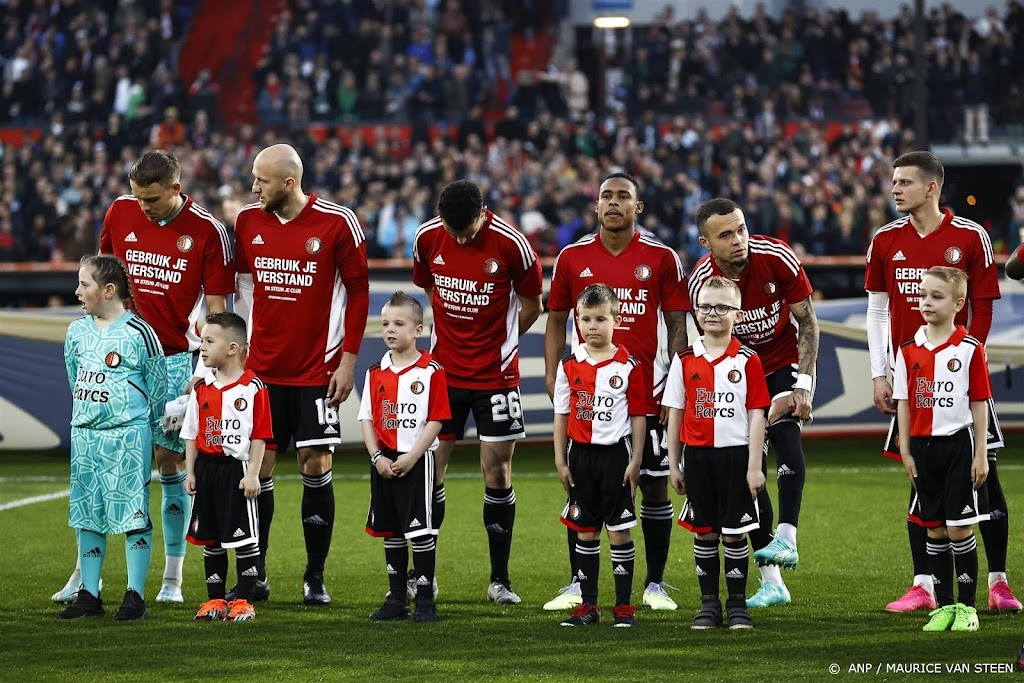 Feyenoord-spelers dragen shirts met tekst: gebruik je verstand 