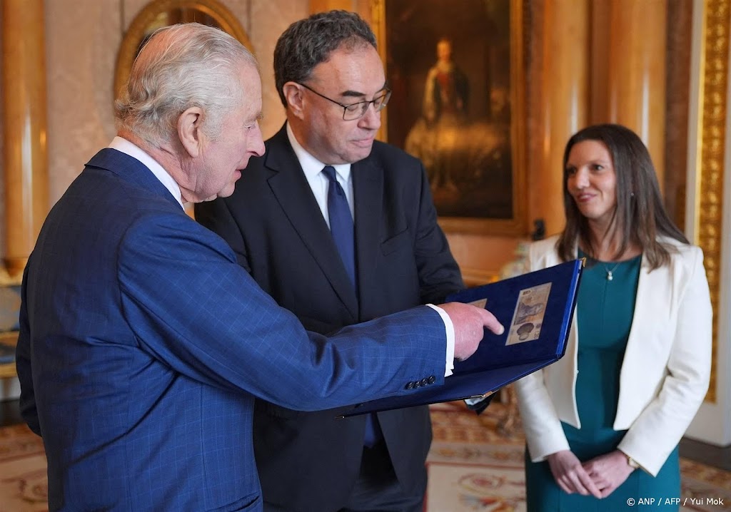 Charles ziet eerste 'elegante' bankbiljetten met zijn gezicht