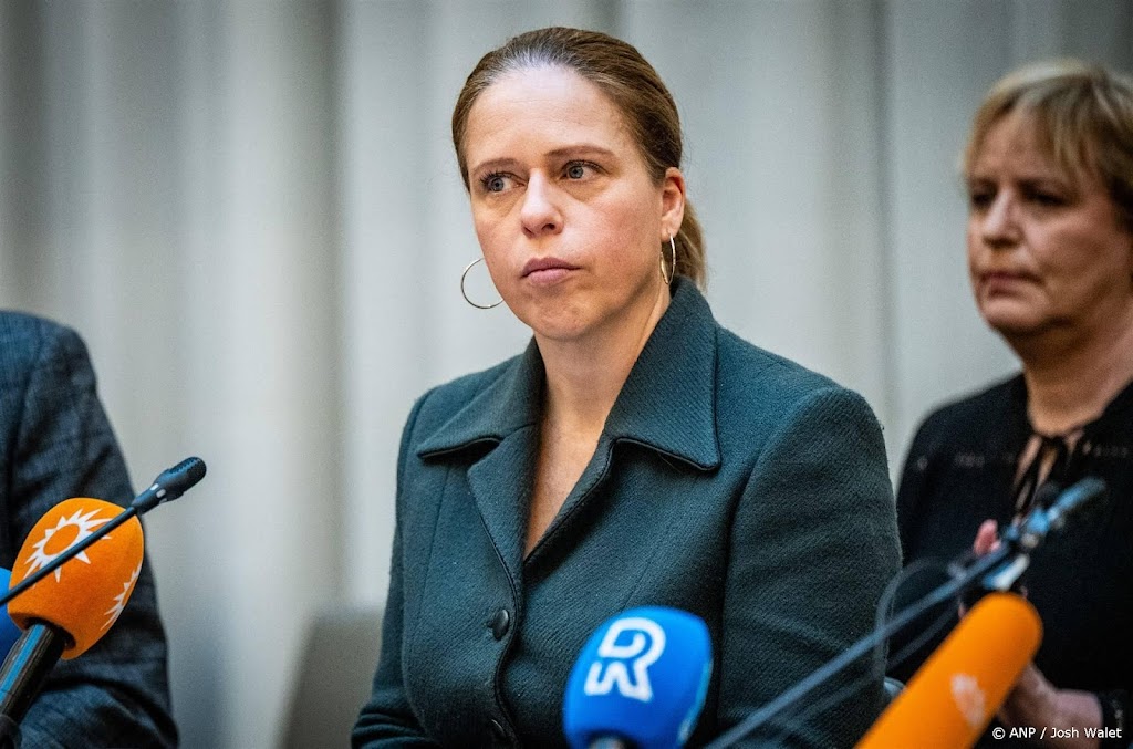 Blokkade goederenspoor Rotterdam moet stoppen, beveelt Schouten