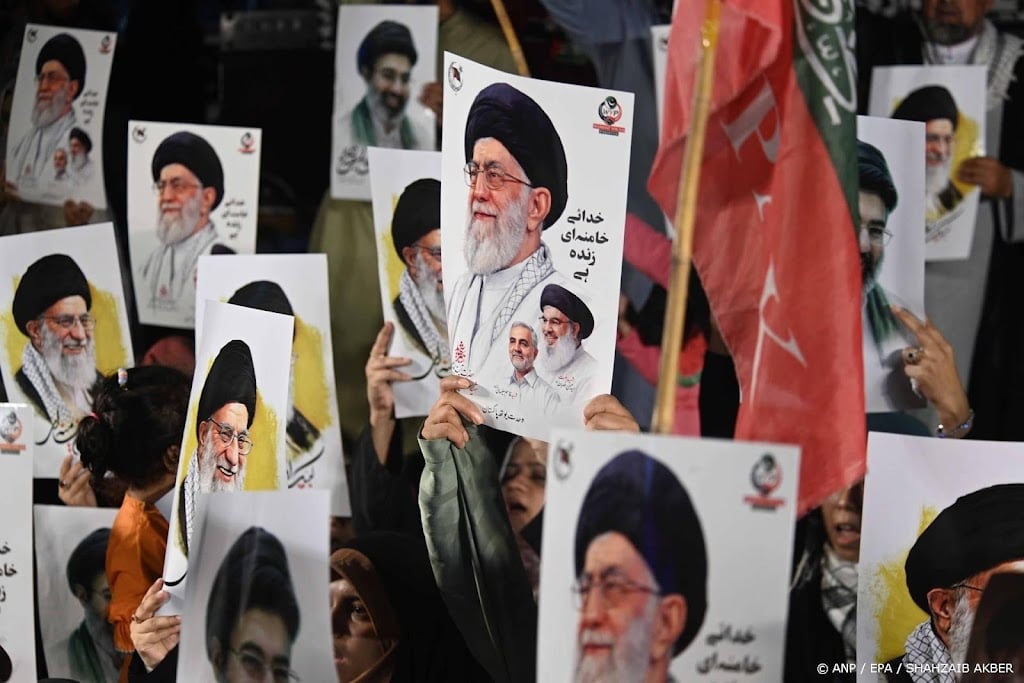 Menigten gedenken in optochten gedode Iraanse leider Ali Khamenei