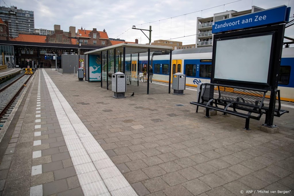 NS en politie beperken toegang op Amsterdam CS richting Zandvoort