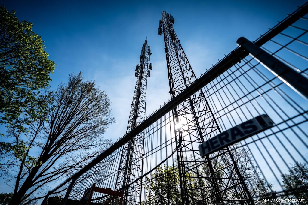 Vrouw klimt bovenop zendmast in Bemmel