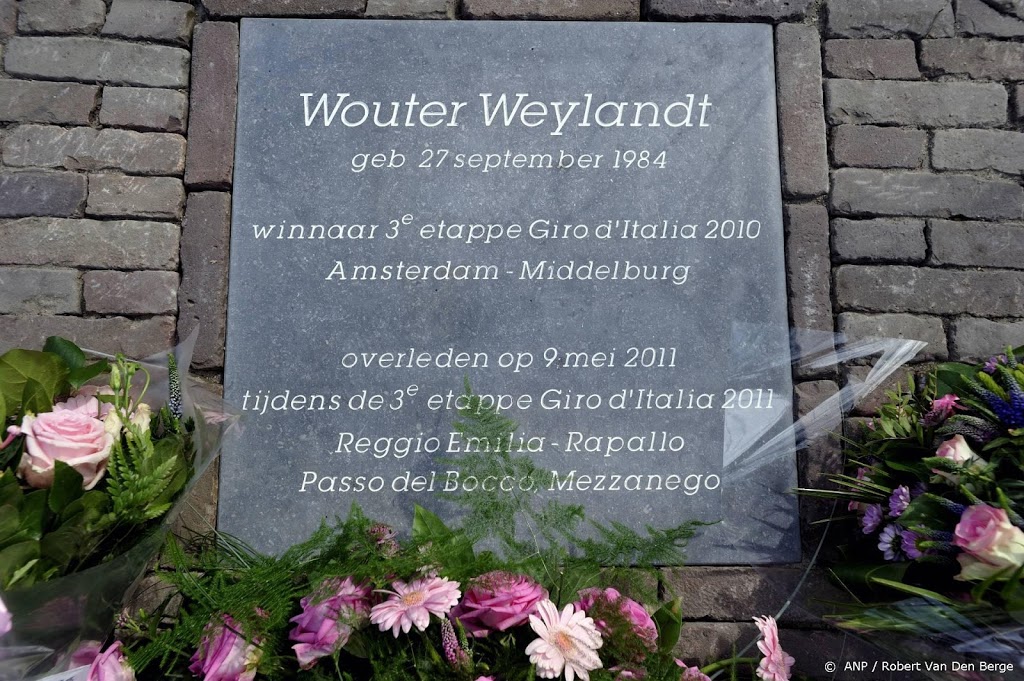 Minuut stilte voor overleden Weylandt voor start Girorit