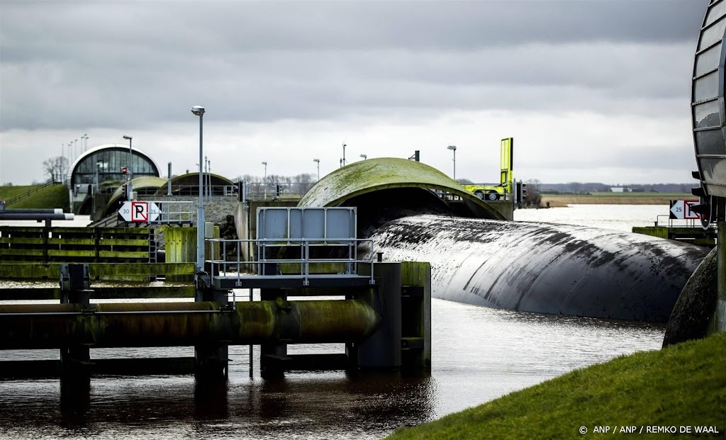 Rijkswaterstaat test vernieuwde opblaasbare stormvloedkering